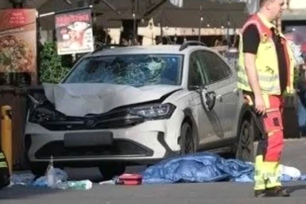 Voiture encastrée près d’une foule en centre-ville, policiers et ambulanciers autour après l’attaque