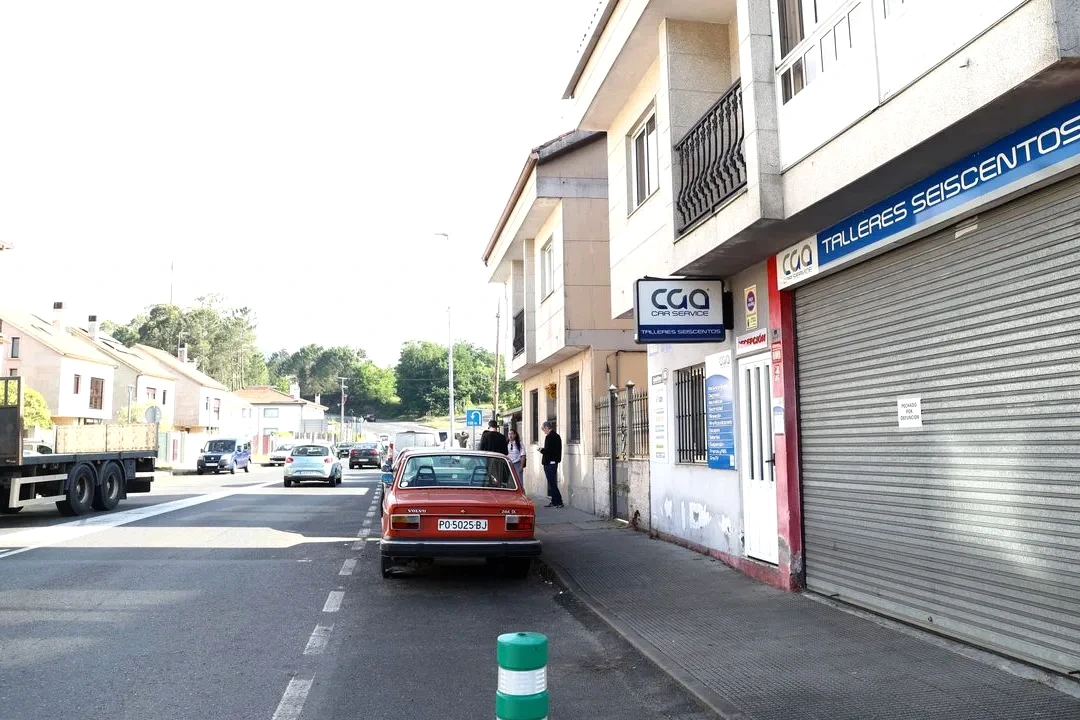 Voiture garée à Brión avec siège enfant visible à l’arrière, évoquant la fillette de 2 ans oubliée