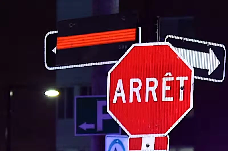 Voitures de police et ruban de sécurité dans une rue du centre-ville de Montréal après des coups de feu