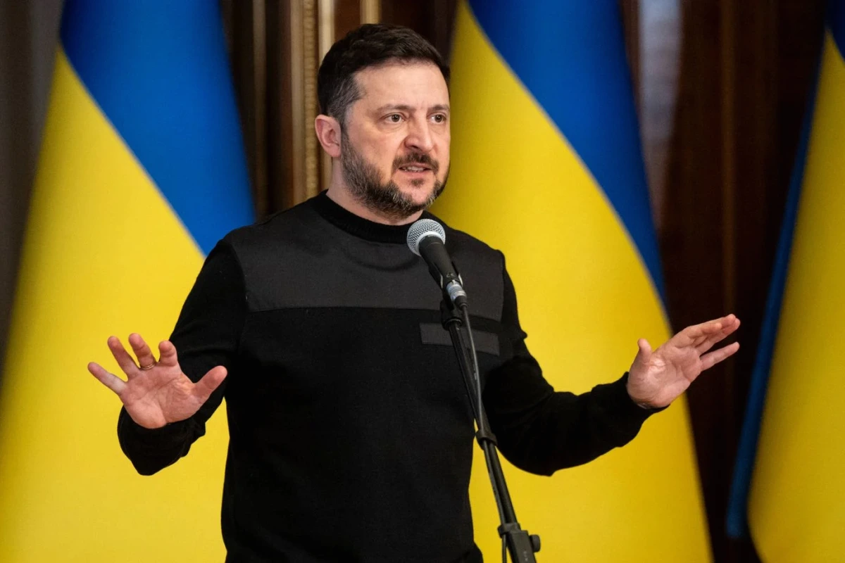 Volodymyr Zelensky s’exprime devant des drapeaux ukrainiens lors d’une annonce de trêve dès mercredi.