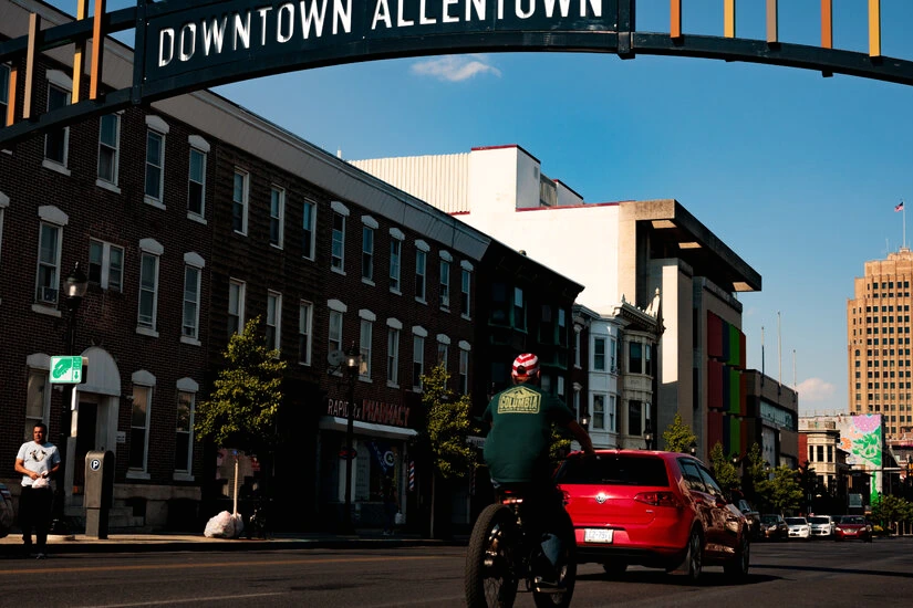Vue d’une rue en Pennsylvanie de l’Est avec commerces et panneaux de prix visibles sur les vitrines