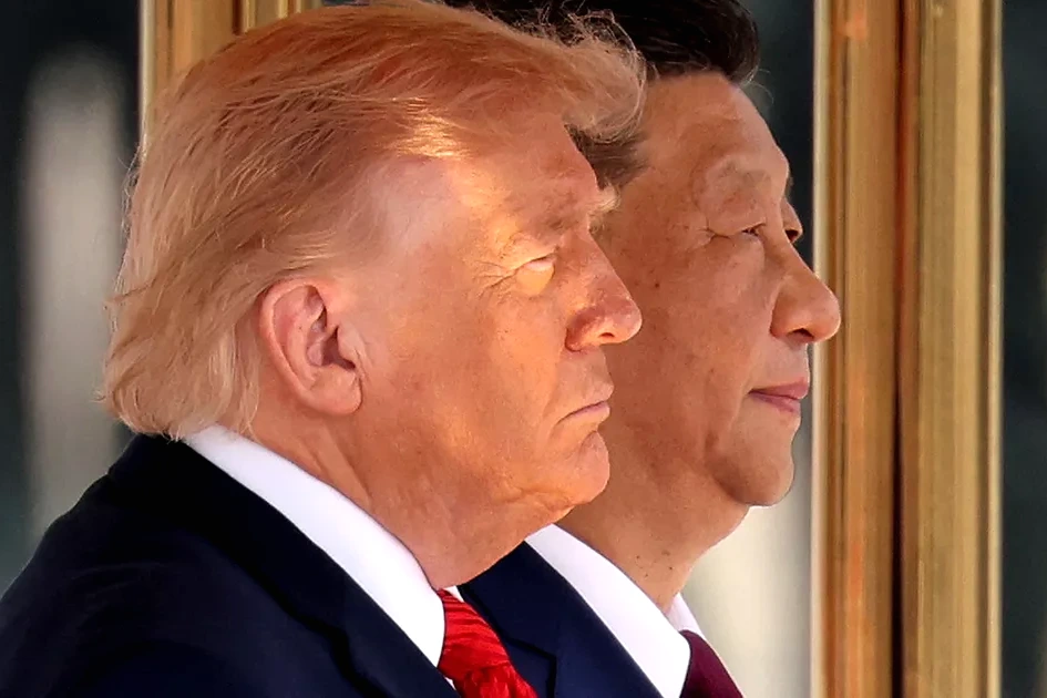 Xi Jinping lors d’un discours officiel, drapeaux chinois en arrière-plan, évoquant Taïwan et Trump
