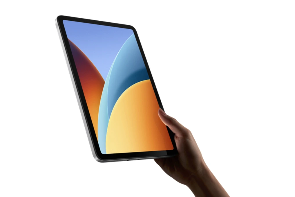 Xiaomi Redmi Pad 2 et Watch 6 posées sur une table, écran allumé, avec accessoires visibles