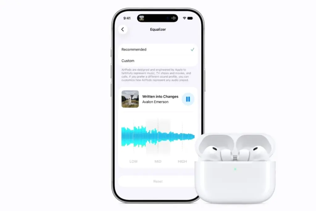AirPods blancs devant un iPhone affichant iOS 27 avec un égaliseur audio et des curseurs de réglage