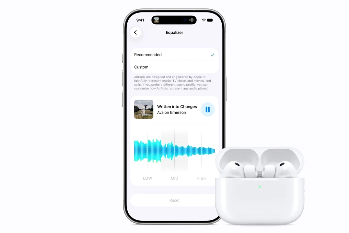 AirPods blancs devant un iPhone affichant iOS 27 avec un égaliseur audio et des curseurs de réglage