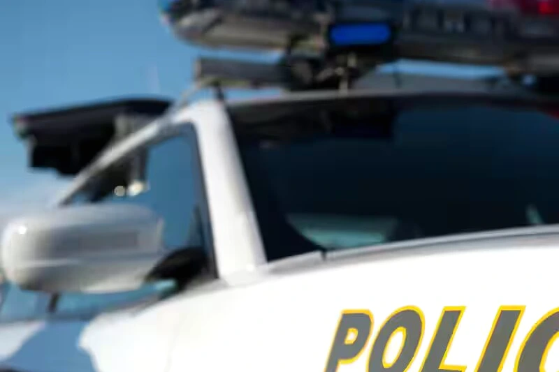 Automobiliste arrêté au bord de la route, radar et voiture de police en arrière-plan, amende de 1 468 $