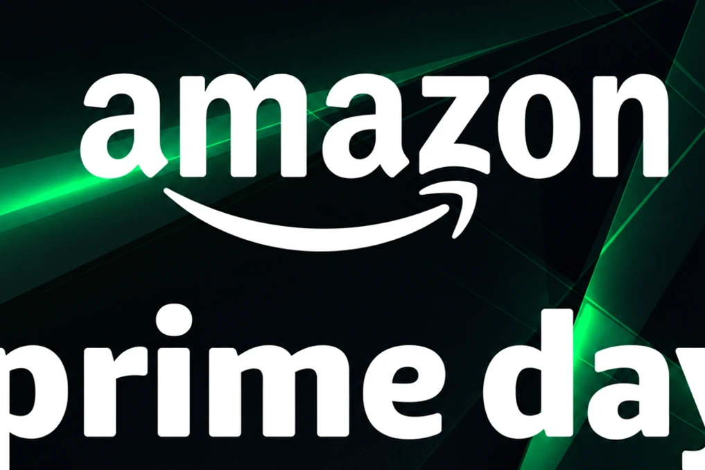 Bannière Amazon Prime Day 2026 sur écran, avec cinq produits tech en promotion alignés au premier plan