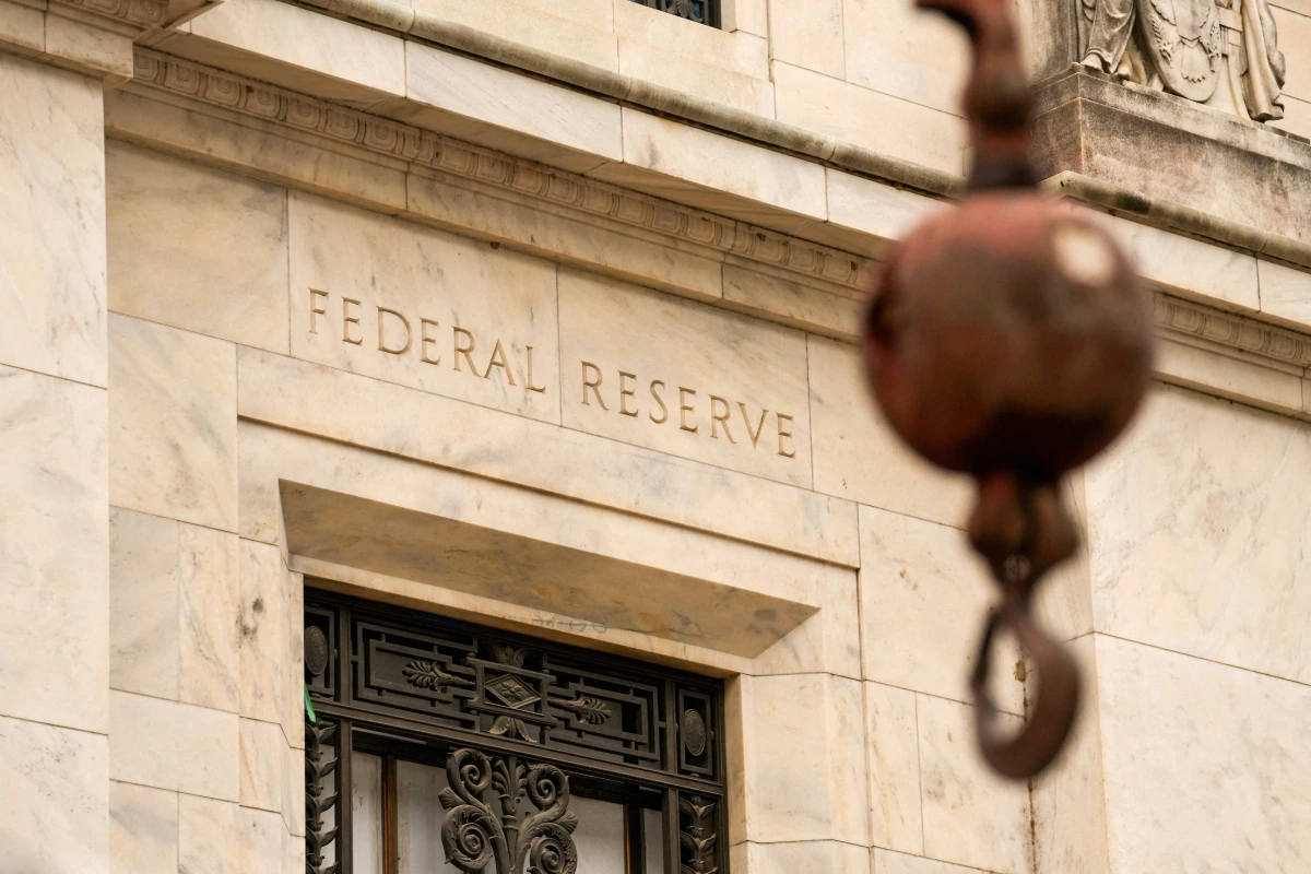 Bâtiment de la Réserve fédérale américaine (Fed) à Washington, avec drapeau américain au premier plan