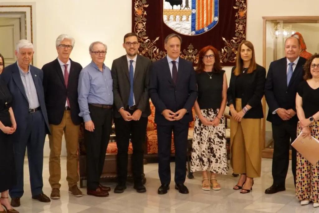 Carlos García Carbayo prononce un discours au pupitre lors de la Médaille d’or de Salamanque 2026.