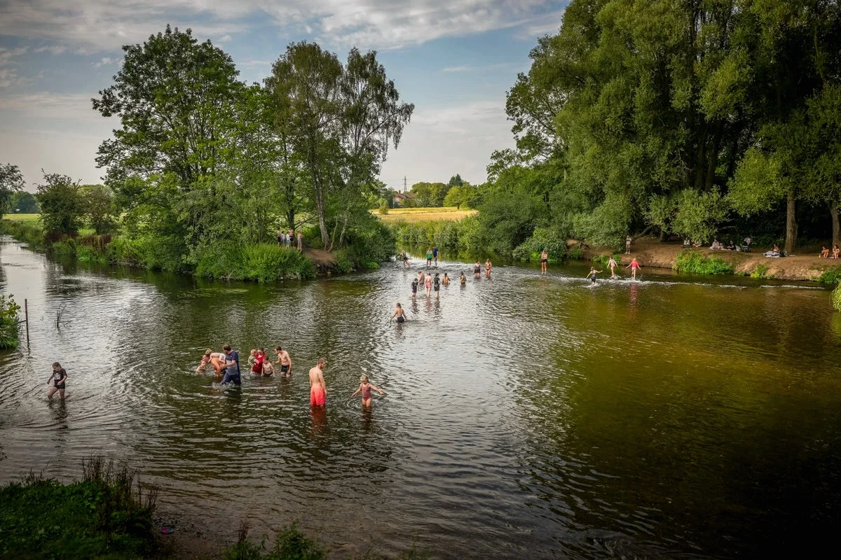 Carte météo du Met Office montrant des températures record au Royaume-Uni, avec zones rouges sur l’Angleterre
