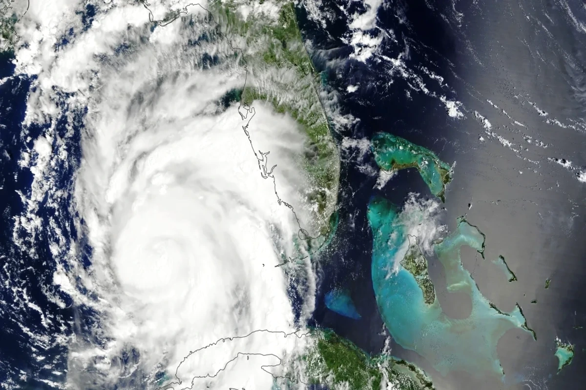 Carte satellite de l’Atlantique montrant un ouragan 2026 en spirale près des Caraïbes, nuages denses
