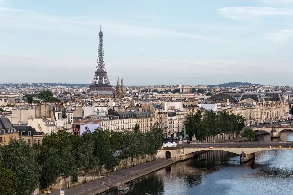 Clément Beaune devant l’Hôtel de Ville de Paris, micro en main, avec la Seine et des passants en arrière-plan