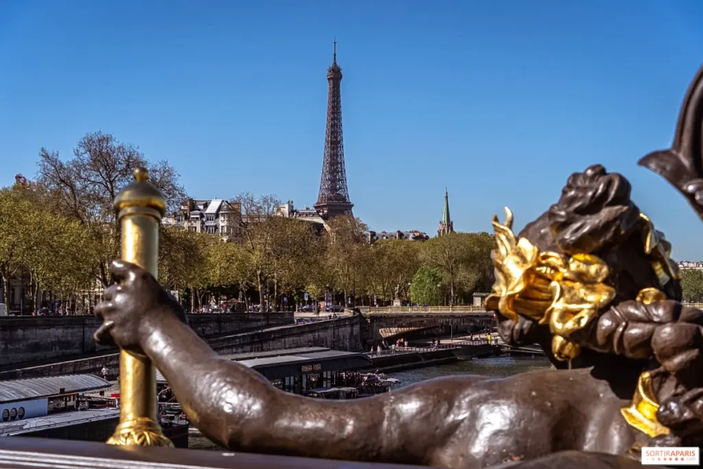 Croisière reggaeton sur la Seine à Paris, foule dansante sur le pont, lumières nocturnes en arrière-plan