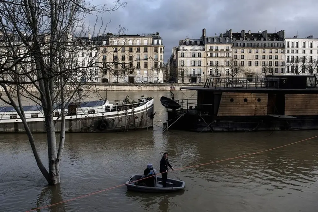 Crue majeure en Île-de-France : la Seine déborde, quais inondés et passants observant l’eau montée