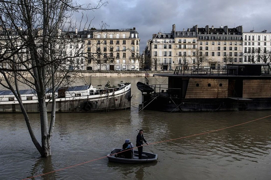 Crue majeure en Île-de-France : la Seine déborde, quais inondés et passants observant l’eau montée