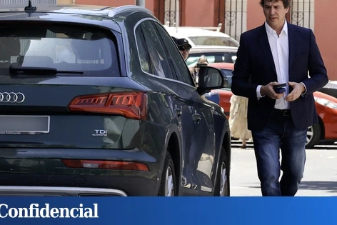 David Sánchez entouré de salariés d’un conservatoire à Badajoz, devant l’entrée du bâtiment.