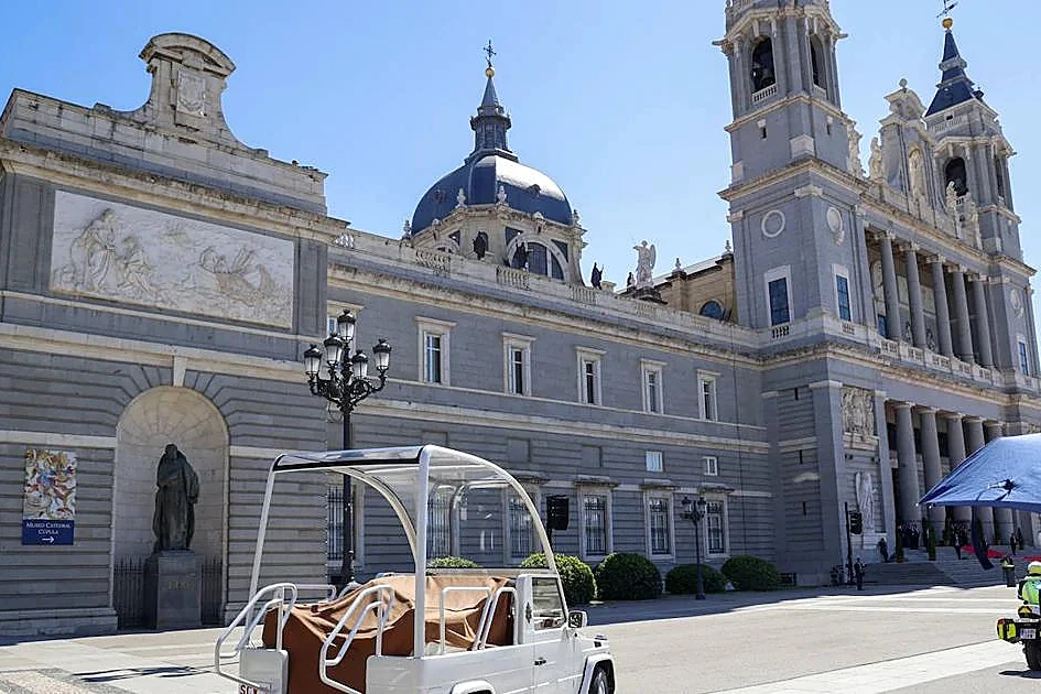 Díaz Ayuso assiste à l’hommage du pape Léon XIV à l’Almudena, au premier rang dans la cathédrale.