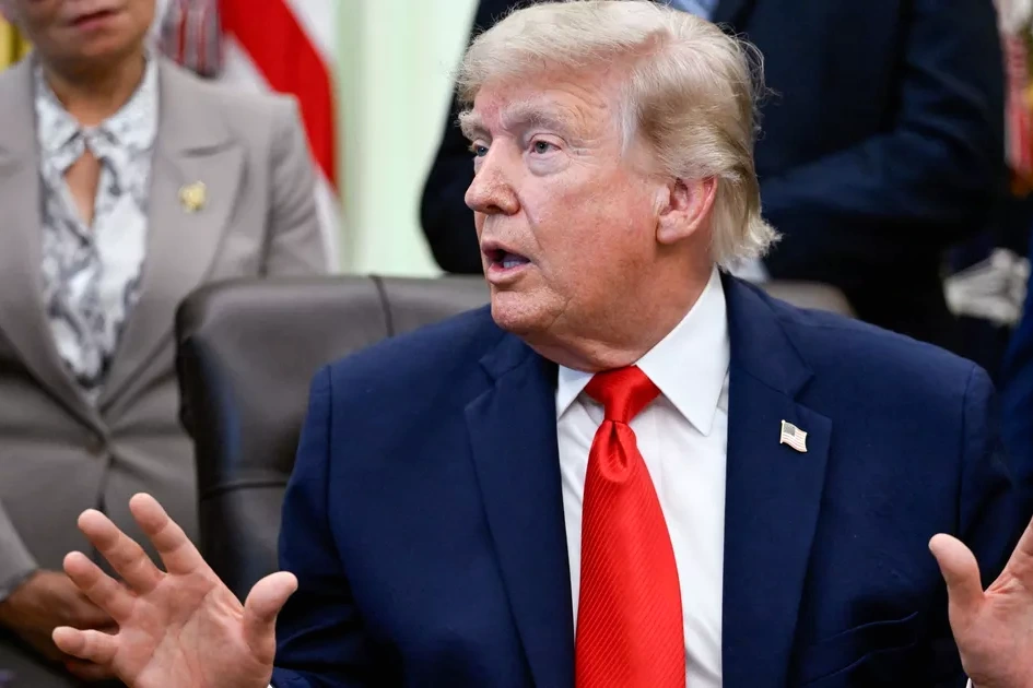 Donald Trump devant des drapeaux américains, évoquant un accord États-Unis–Iran lors d’une conférence de presse