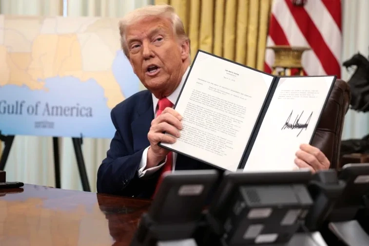 Donald Trump devant un tribunal fédéral, entouré d’avocats et de caméras, entrant dans la salle d’audience