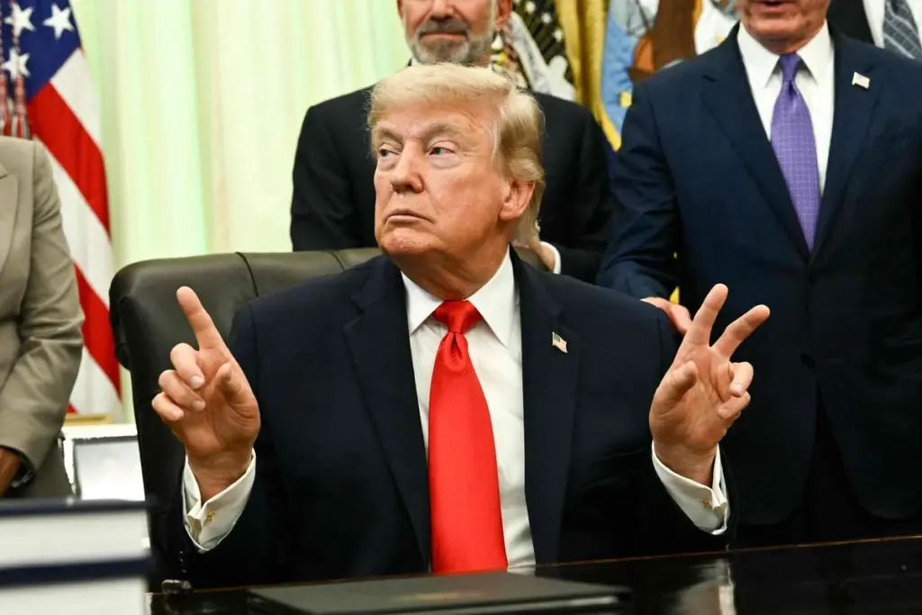 Donald Trump lors du sommet du G7 en France, debout devant des drapeaux, entouré de dirigeants.