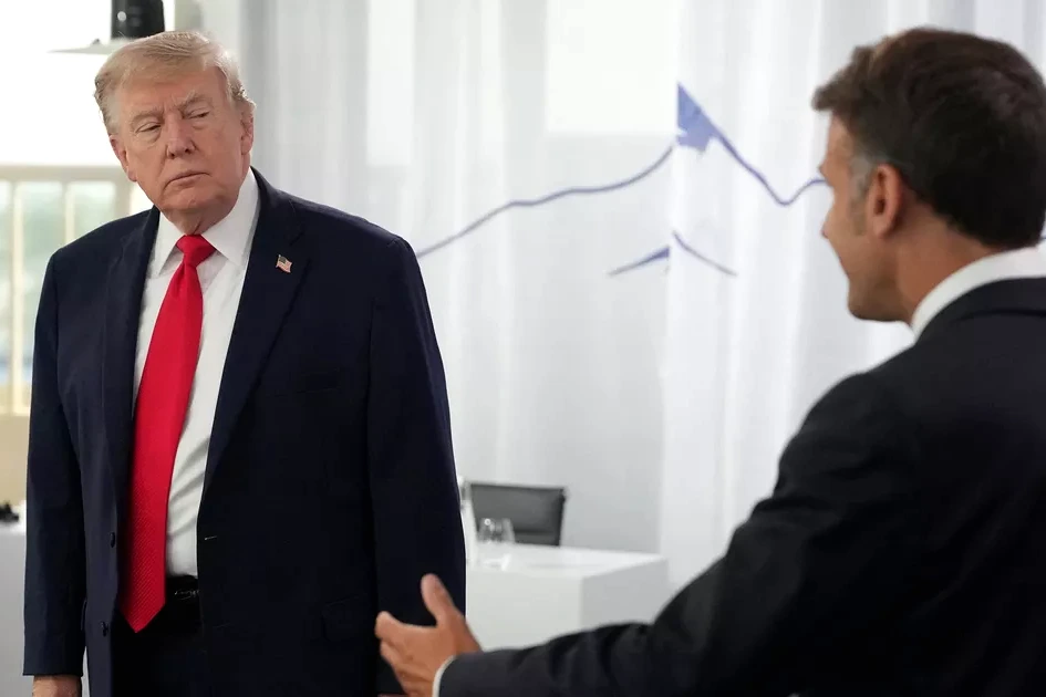 Donald Trump s’exprime devant des drapeaux américains, micro au pupitre, lors d’un meeting politique.