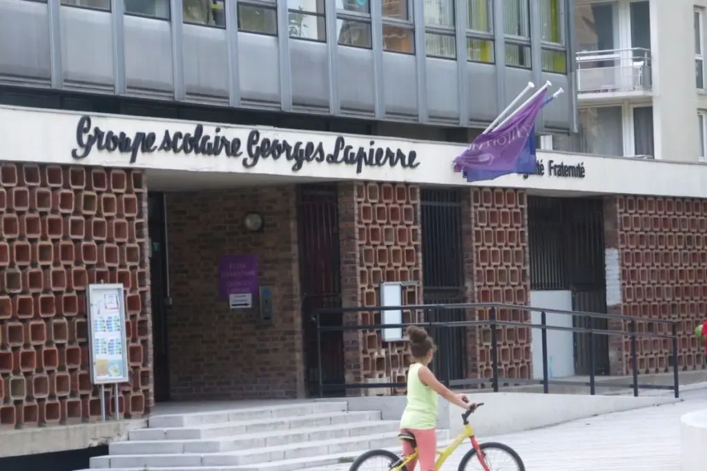 École en Île-de-France fermée pendant la canicule, portail cadenassé et panneau « fermé » visible