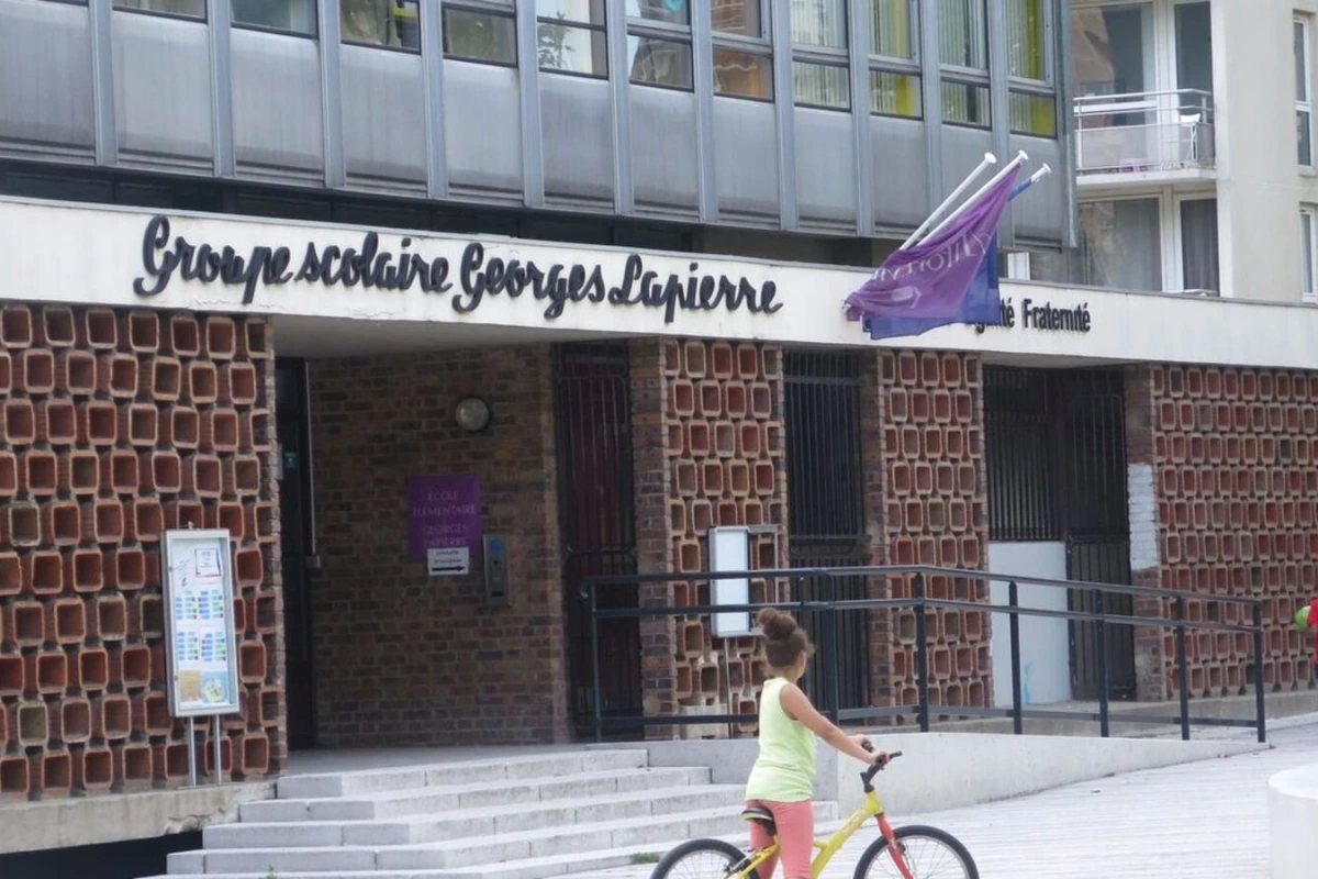 École en Île-de-France fermée pendant la canicule, portail cadenassé et panneau « fermé » visible