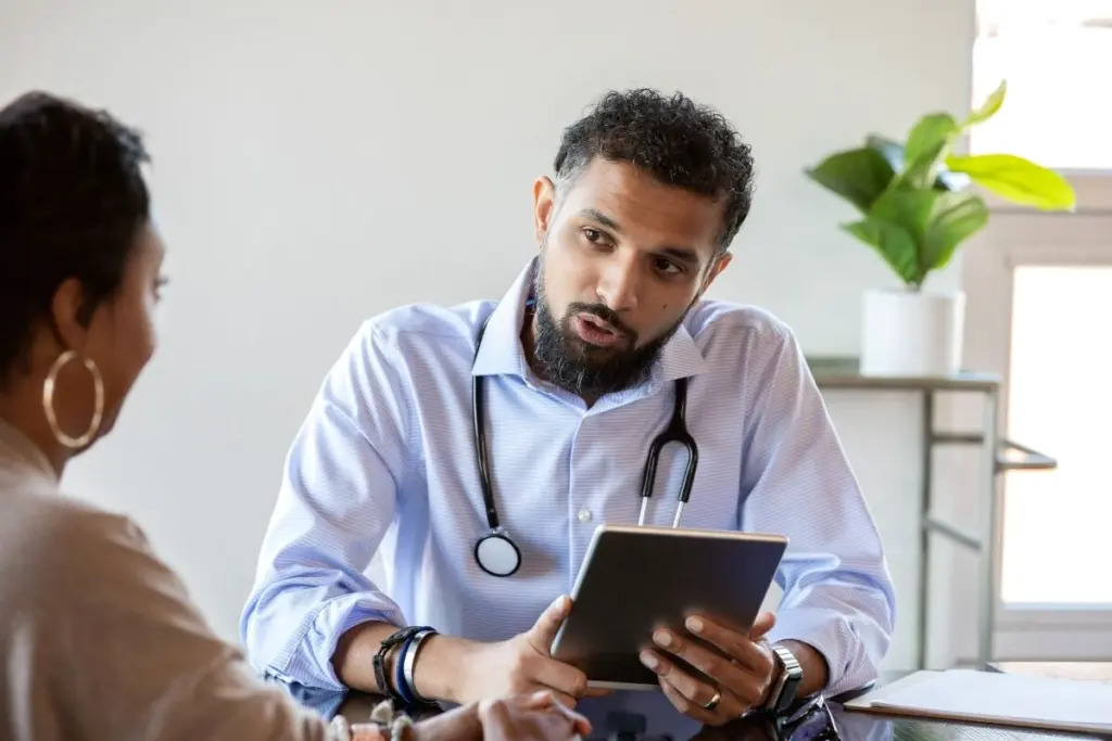 Écran d’ordinateur affichant un dossier patient unique avec données de soins, mention DHSC en en-tête