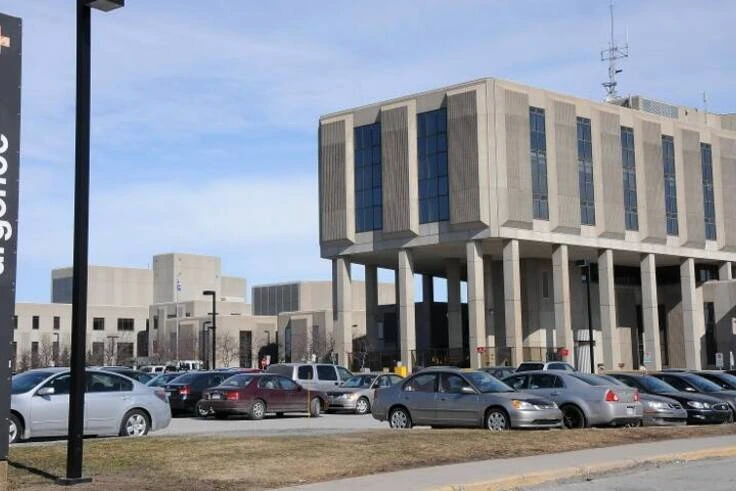 Écran d’ordinateur affichant une panne informatique majeure, avec panneau « Urgences à éviter » à Laval
