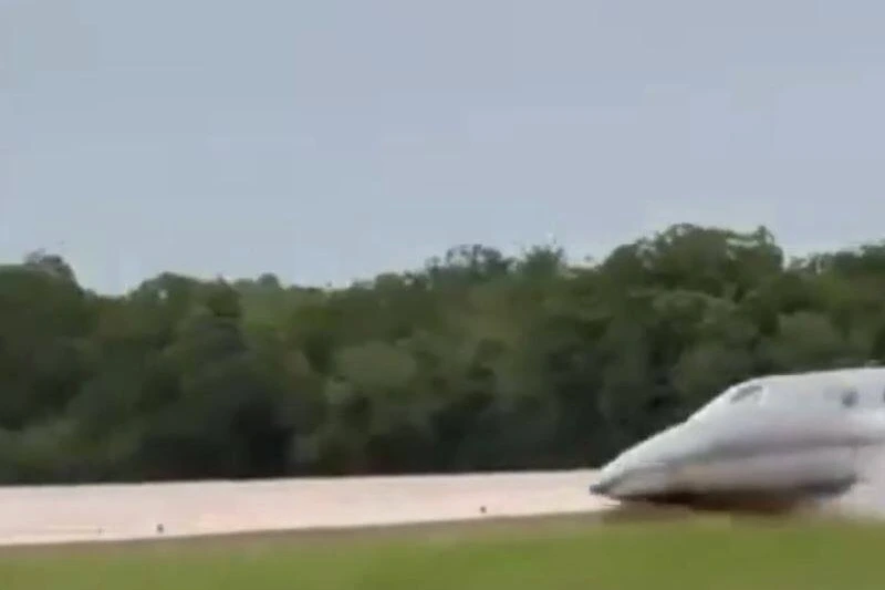 Épave d’un avion privé écrasé en République dominicaine, entourée de débris et de secours sur place
