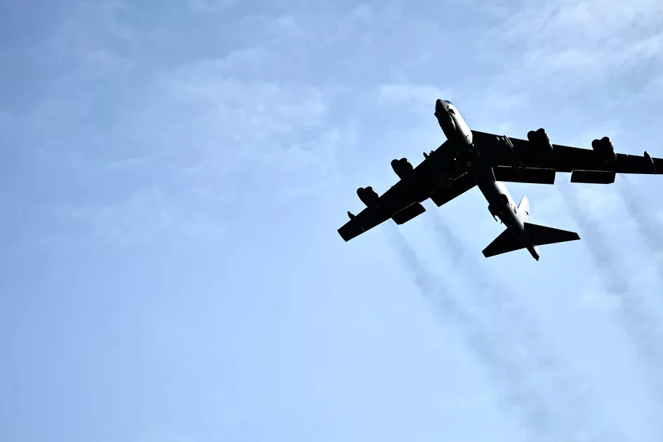 Épave fumante d’un bombardier B-52 de l’US Air Force écrasé en Californie, débris au sol