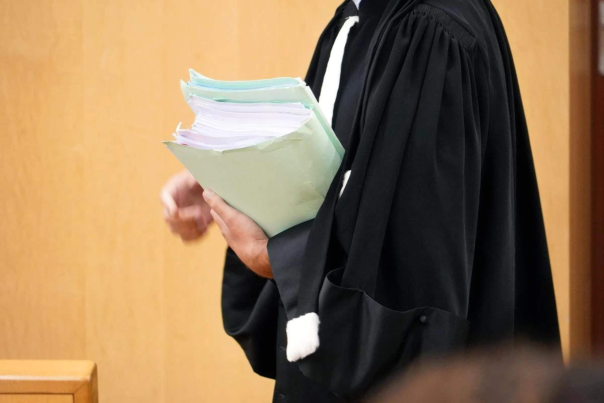 Étudiante de Paris 1 devant un bâtiment universitaire, entourée de journalistes et de caméras