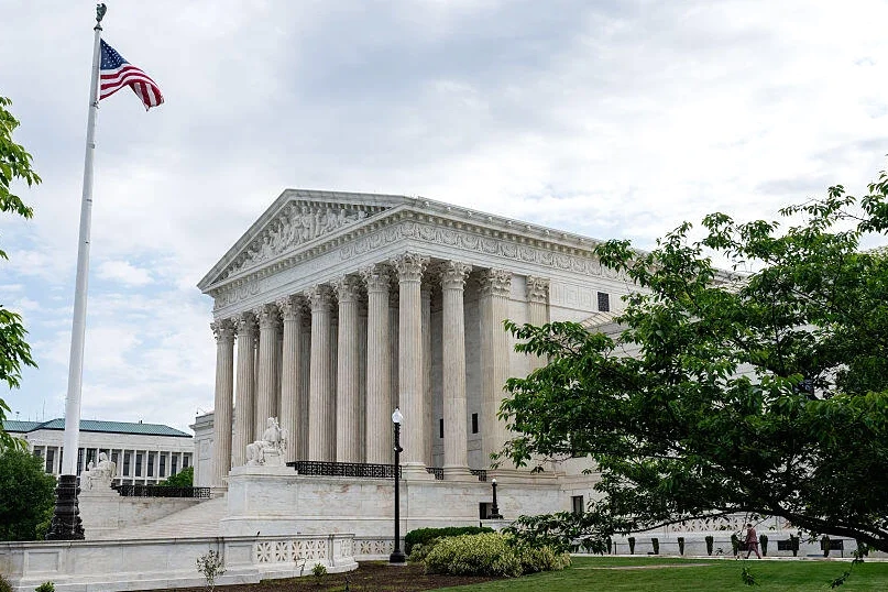 Façade de la Cour suprême des États-Unis à Washington, avec ses colonnes et marches au premier plan