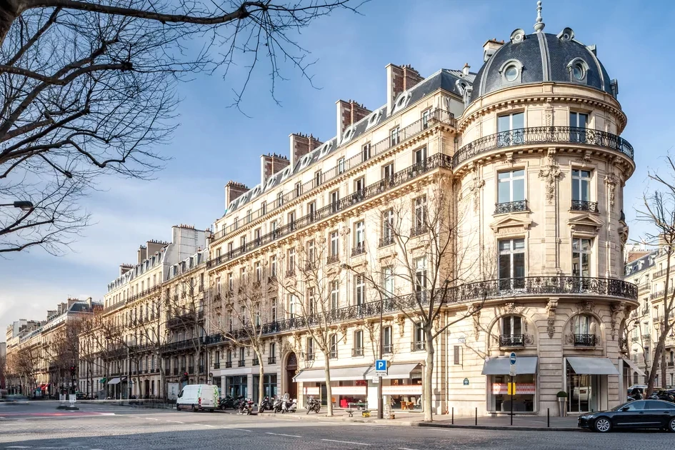 Façade de la mairie de Paris, drapeaux français et européen devant l’Hôtel de Ville.