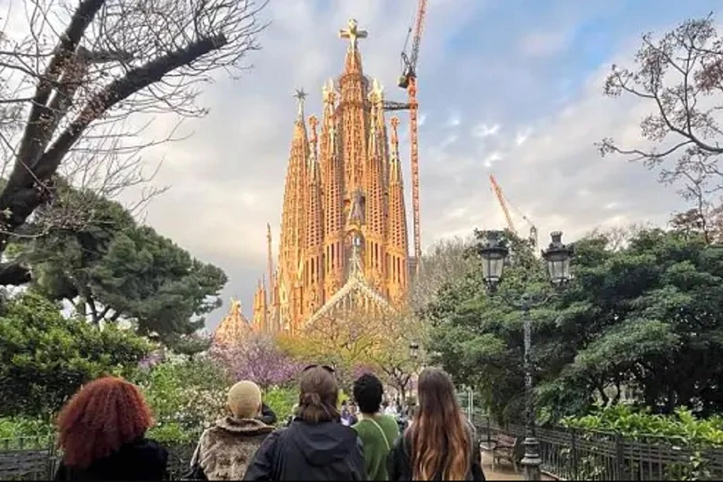 Façade de la Sagrada Família de Gaudí à Barcelone, flèches élancées et détails sculptés en pierre
