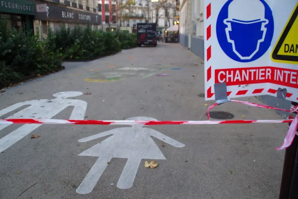 Façade de l’école Belzunce à Paris, portes fermées et ruban de sécurité devant l’entrée principale