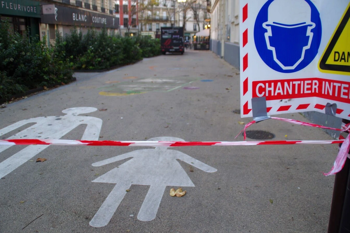 Façade de l’école Belzunce à Paris, portes fermées et ruban de sécurité devant l’entrée principale