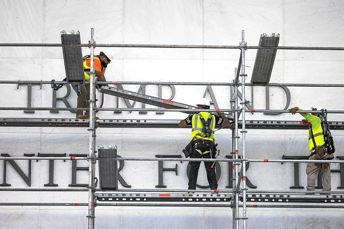 Façade du Kennedy Center à Washington, avec l’enseigne du bâtiment et le nom de Trump retiré