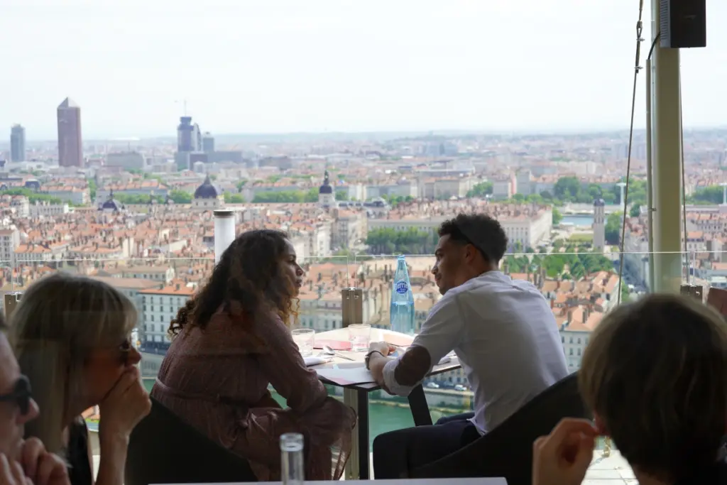 Façade d’un restaurant à Lyon avec ardoise « Tous au restaurant » annonçant l’ouverture des réservations