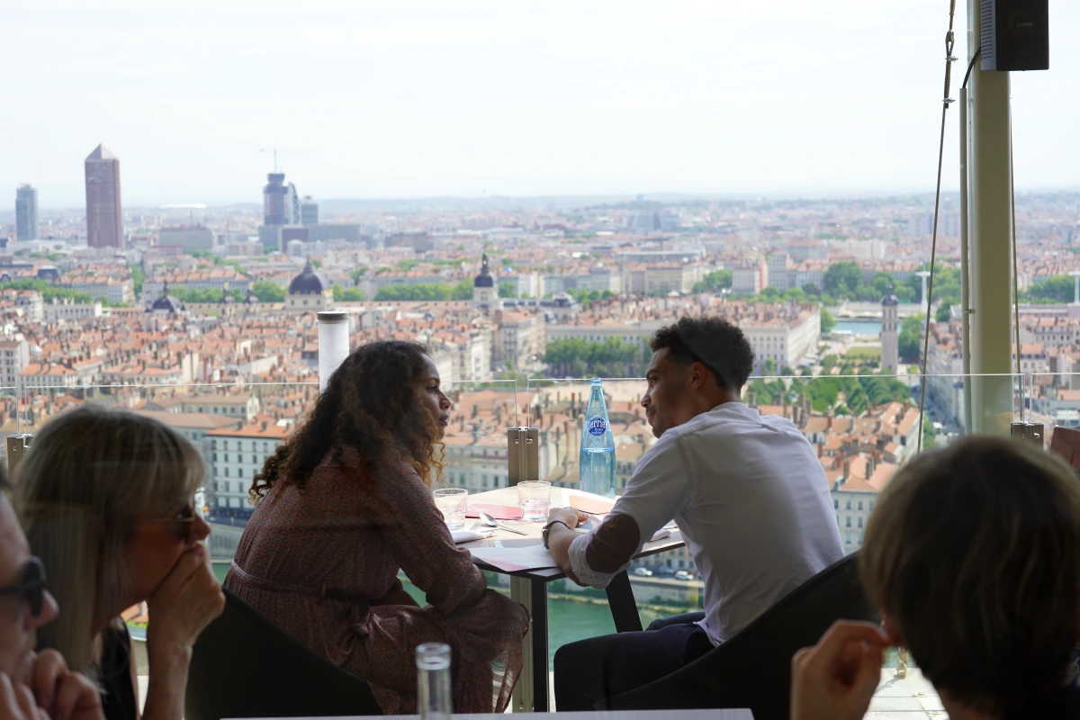 Façade d’un restaurant à Lyon avec ardoise « Tous au restaurant » annonçant l’ouverture des réservations