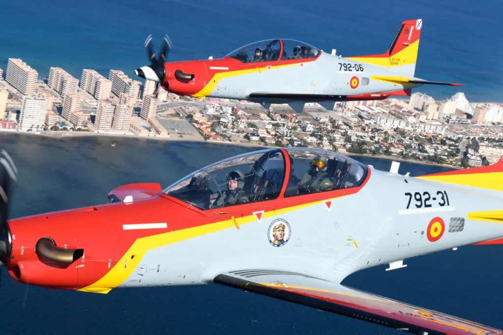 Felipe VI et la princesse des Asturies en combinaison de vol, près d’un avion à San Javier