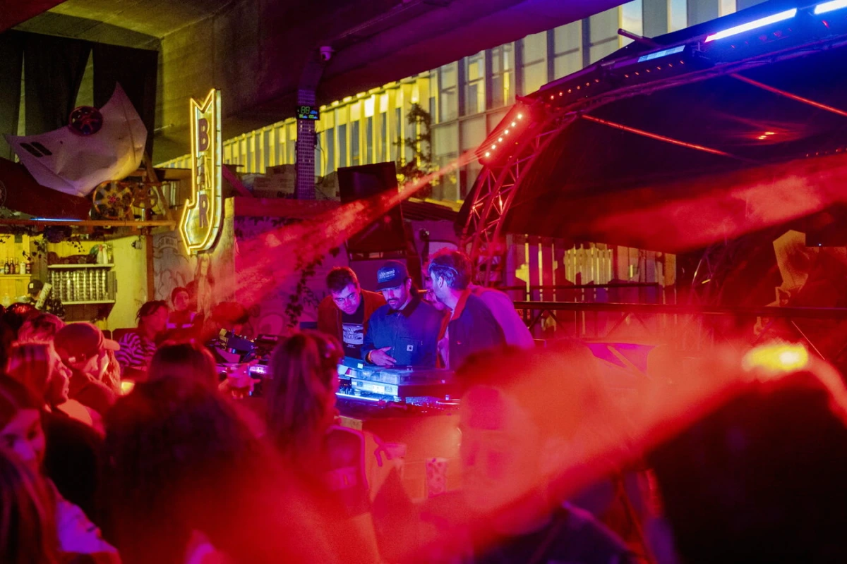 Fête sans alcool non mixte en France : groupe de femmes discutant et dansant avec des boissons sans alcool