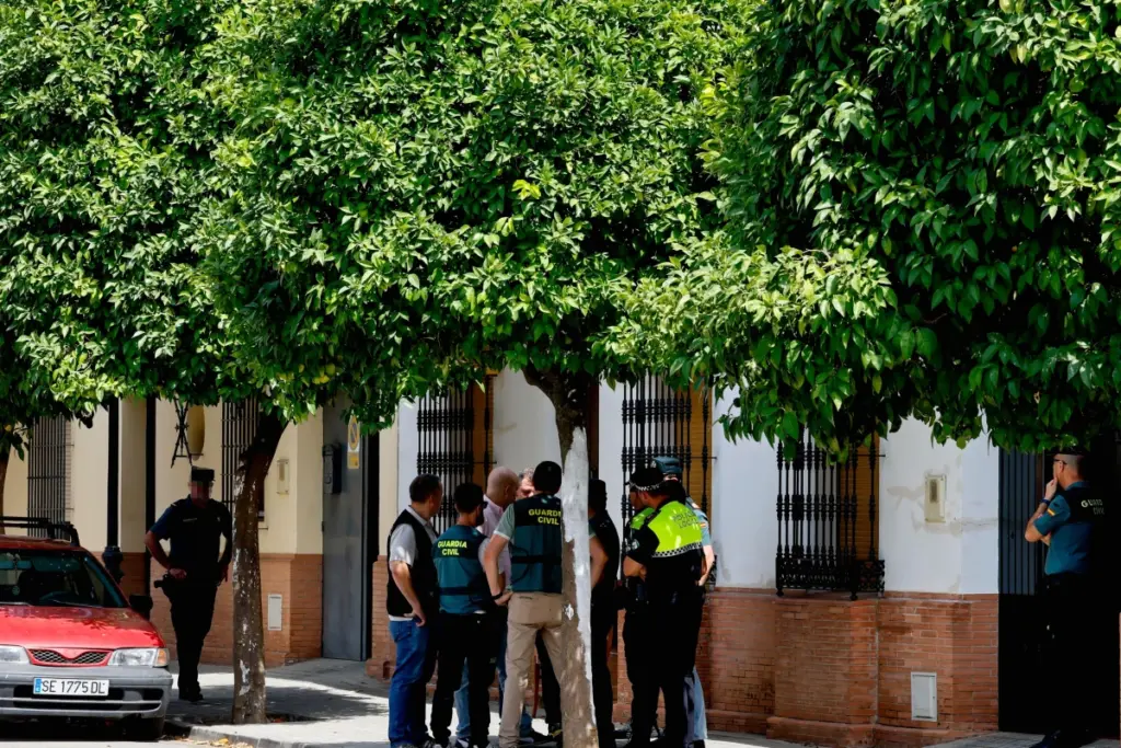 Gerena : ruban de police devant une maison, enquêteurs sur place après la mort d’un père et sa fille