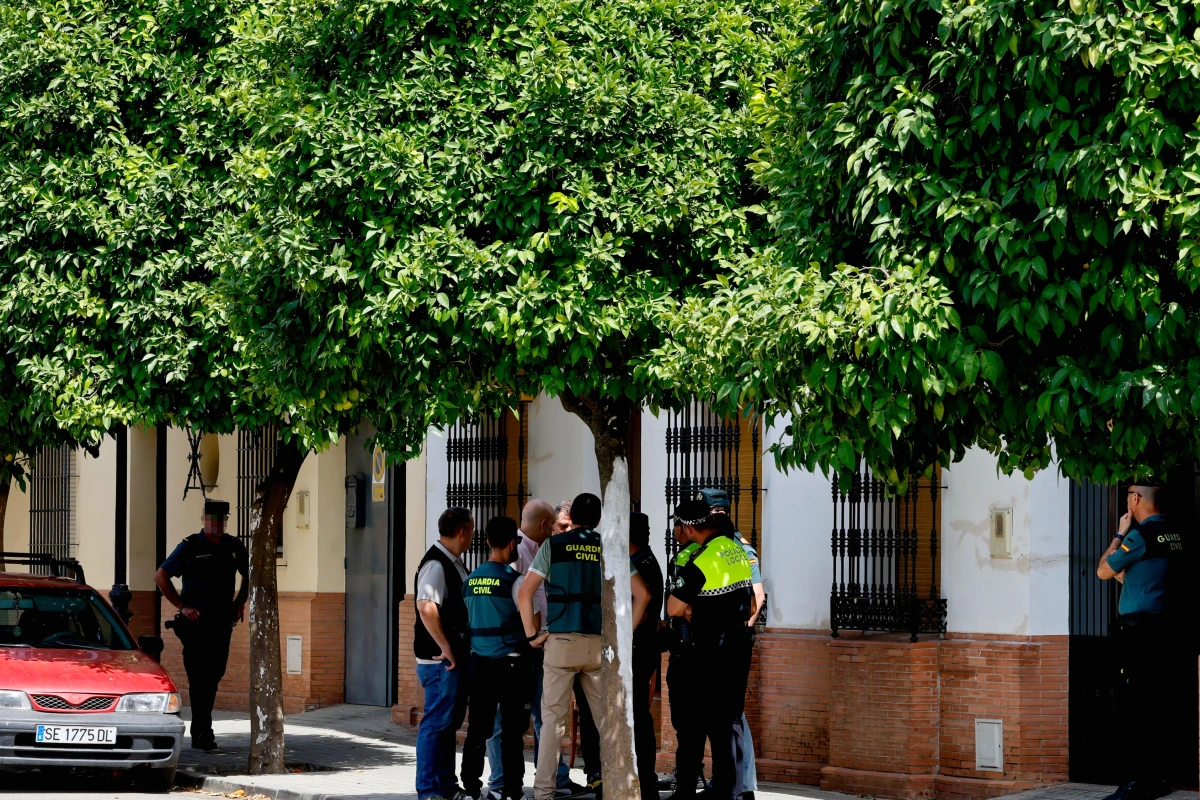 Gerena : ruban de police devant une maison, enquêteurs sur place après la mort d’un père et sa fille