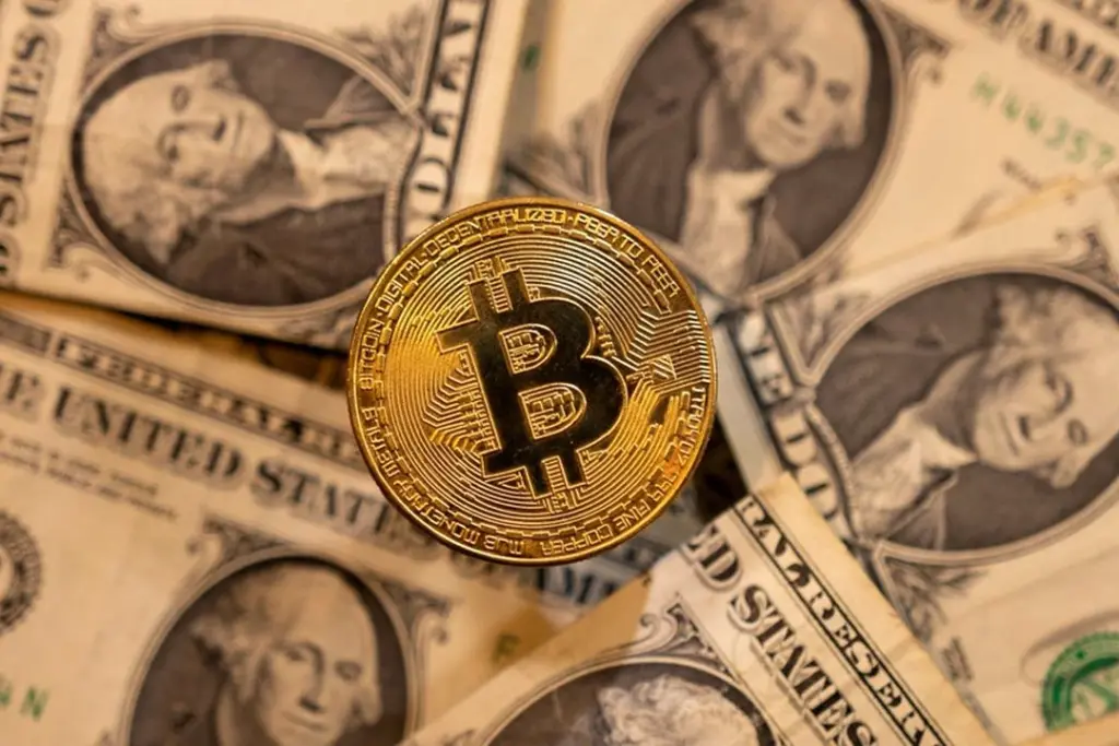 Gros plan d’un écran de trading montrant le bitcoin sous 60.000 $, avec courbe rouge en baisse