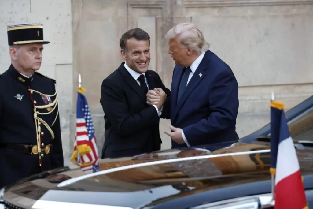 Gros plan d’une main ravie caressant des dorures brillantes sur une façade, détails sculptés en arrière-plan