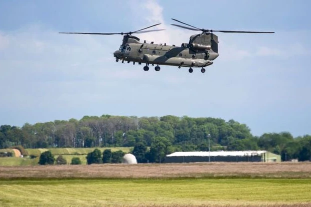 Hélicoptère de la Royal Navy sur une base au Royaume-Uni, militaires et véhicules de secours autour