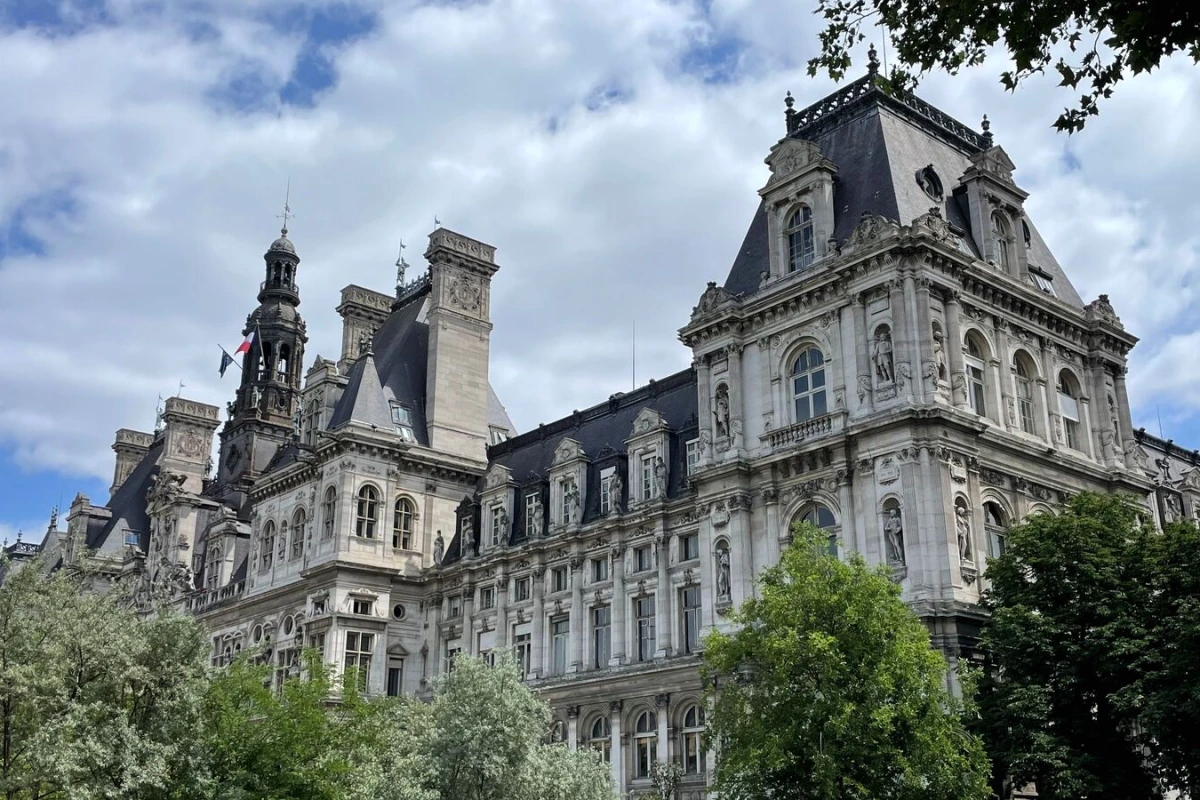 Hôtel de Ville de Paris avec drapeaux, rassemblement et banderole pour les civils palestiniens