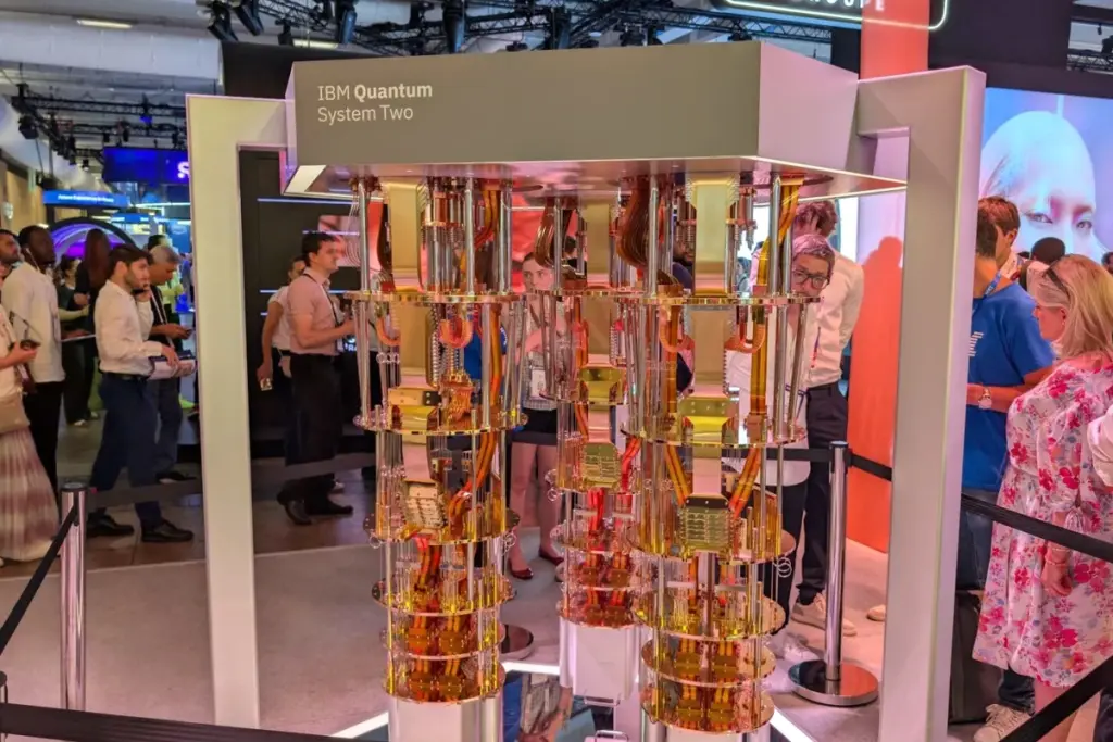 IBM présente son « chandelier quantique » : structure dorée suspendue dans un cryostat en laboratoire