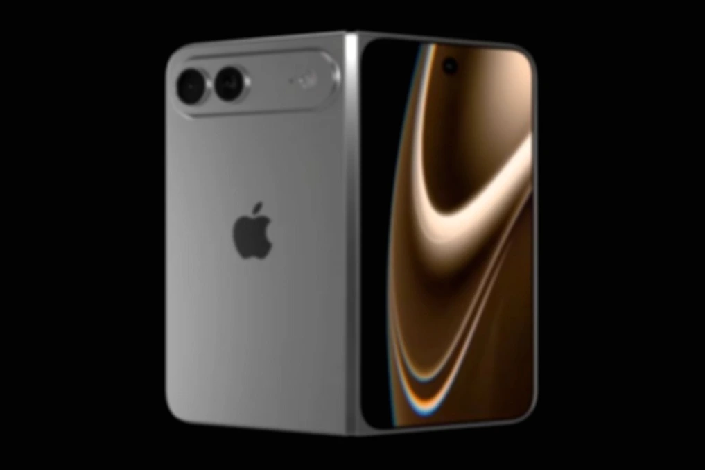 iPhone Fold plié et déplié sur une table, écran flexible visible avec pli central et reflets lumineux
